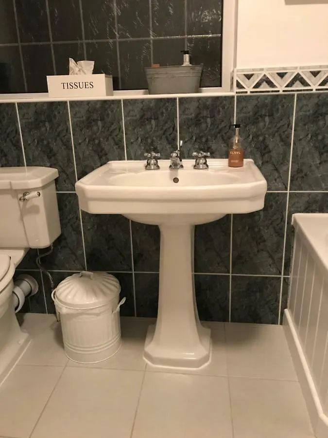 לינה וארוחת בוקר Hampreston Stapehill Lodge B&B