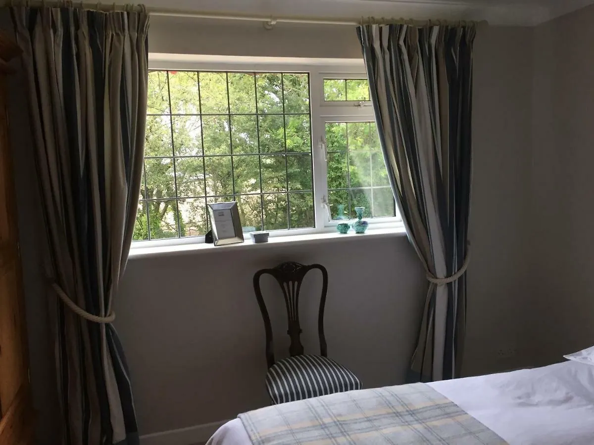 Hampreston Stapehill Lodge B&B לינה וארוחת בוקר
